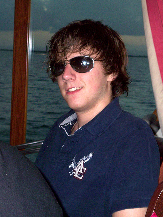 Ben is forced to disguise his identity from the female passengers just so he can get a bite to eat.